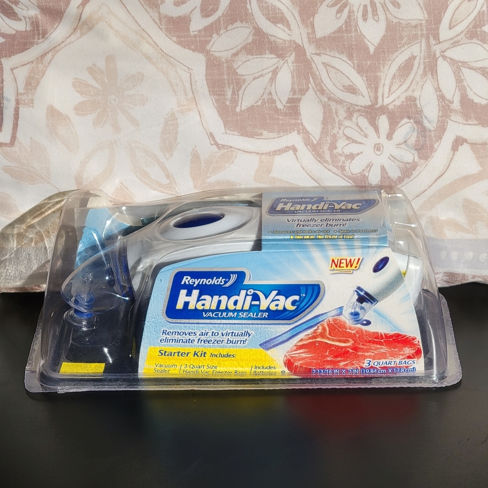 Reynolds handi-vac vacuum sealer starter kit! Never been opened!
